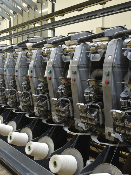 Veduta prospettica della linea di produzione automatizzata per filati tessili nello stabilimento di Mornico al Serio.