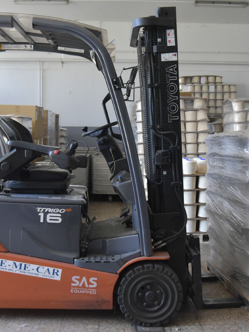 Carrello elevatore nel magazzino Filtex 2.0 per la movimentazione dei pallet di filato di cotone.
