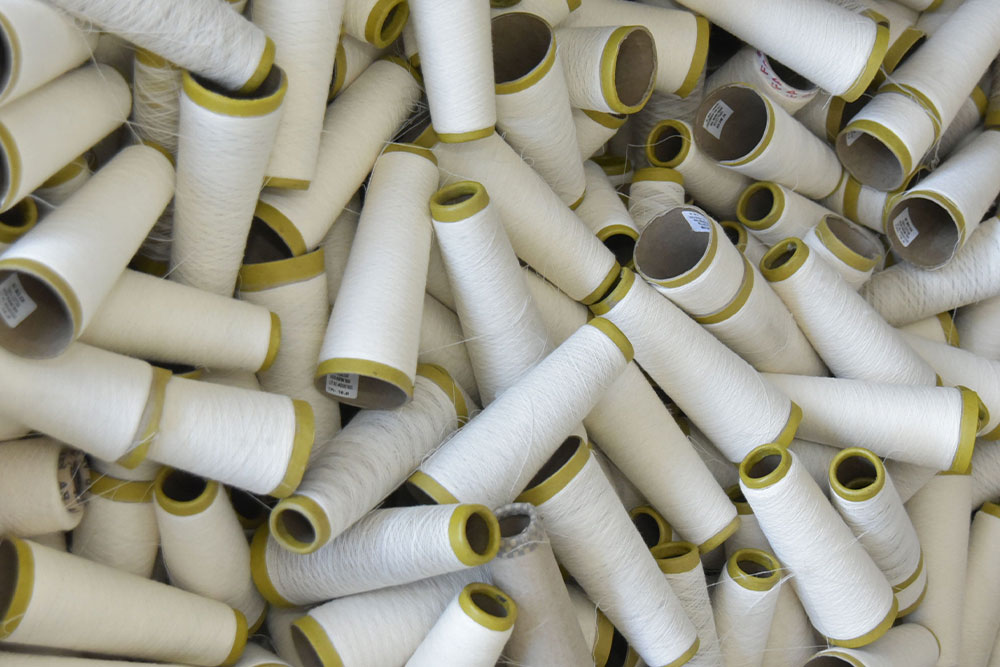 Magazzino Filtex dedicato allo stoccaggio e valorizzazione dei residui di fine rotolo e scarti tessili.